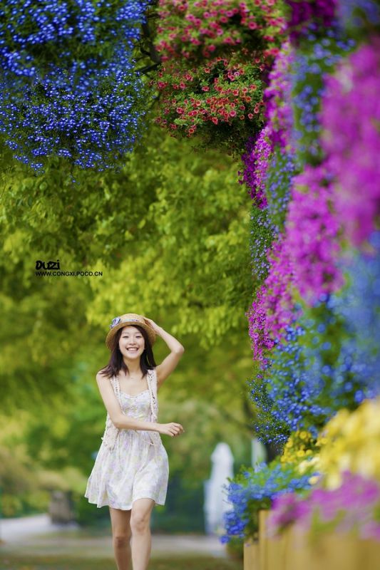 小清新萌妹子甜美笑容户外写真