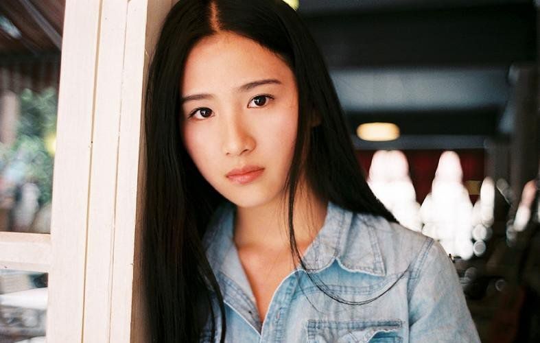 甜美萌妹子室内迷人写真