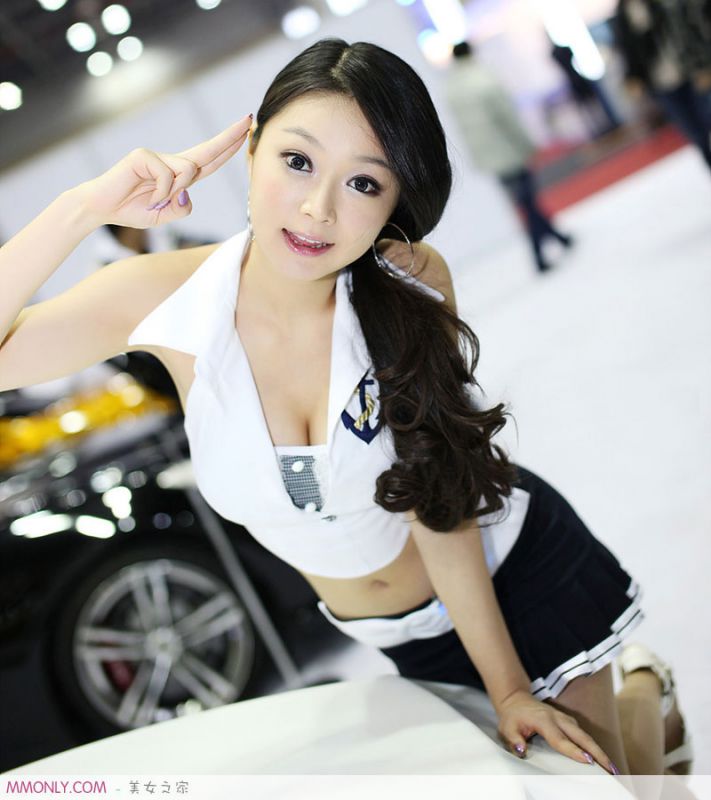 韩国美女李恩瑞短裙车展高清写真