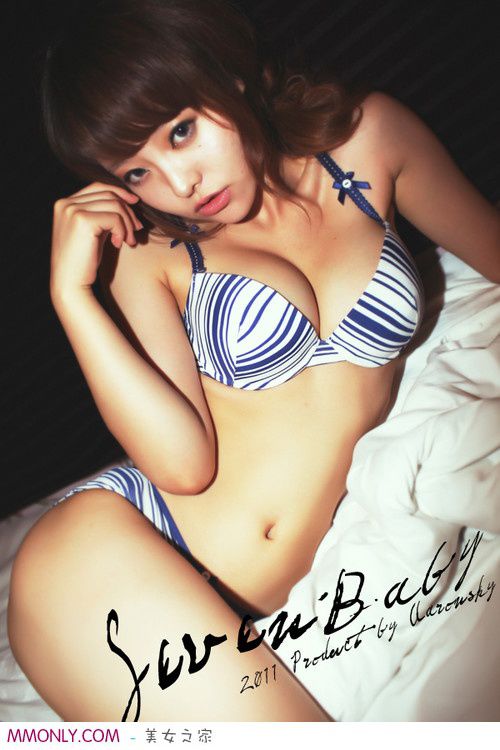 大胸内衣美女Seven私房诱人写真