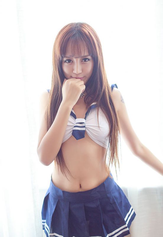 清纯少女火辣白色内衣美臀写真