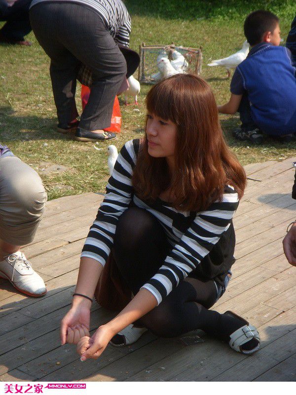 养眼的90后黑丝美女街拍写真