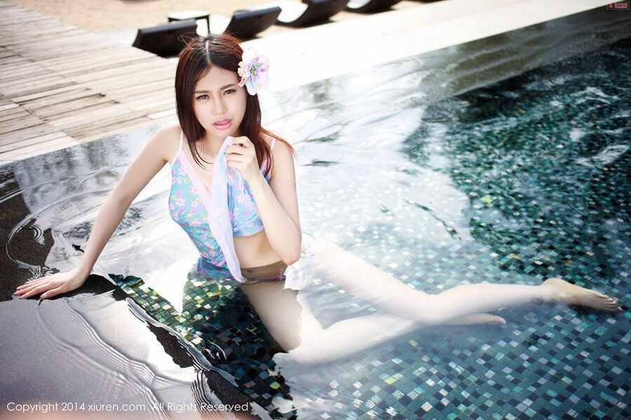 湿身美女紫色比基尼迷人爆乳写真