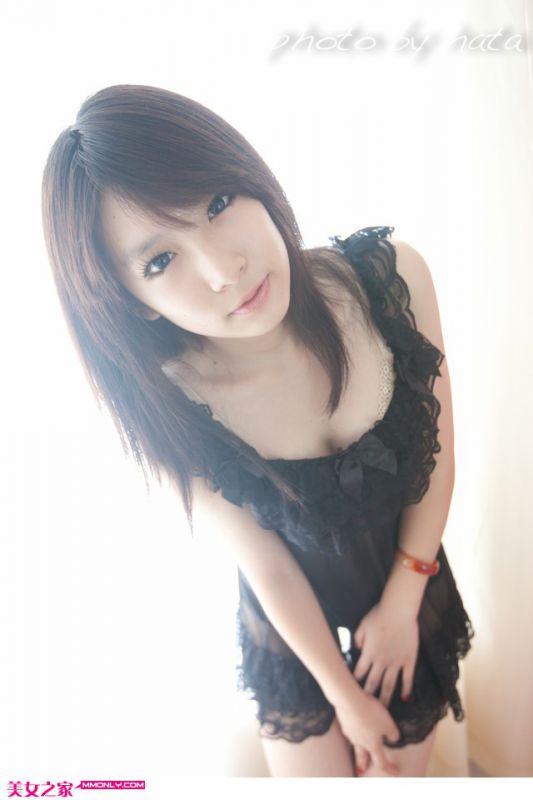 惊艳美女黑色内衣秀美臀