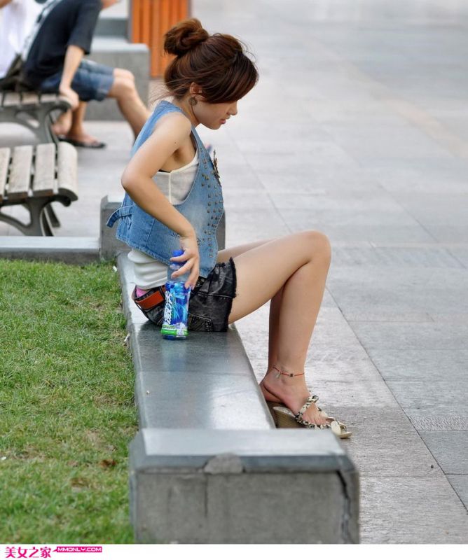 街拍理工学院旁边的美女学生