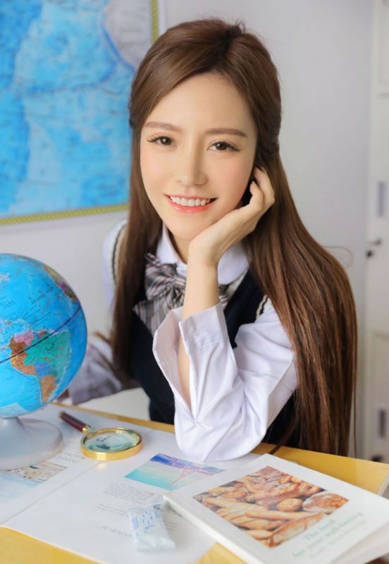 美女校花长发制服诱惑丝袜美腿惊艳惹火成熟写真