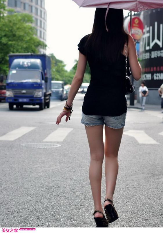 街拍黑衣撑伞美女高清写真