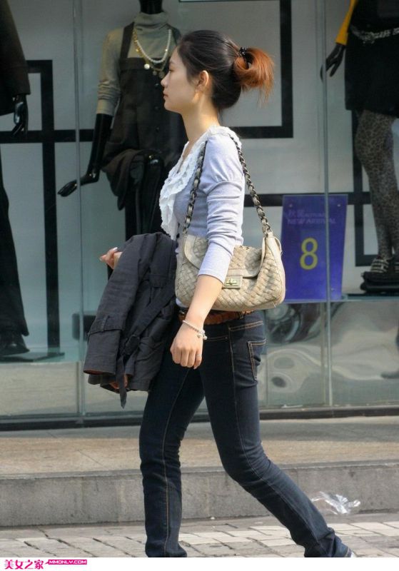 街拍修身牛仔裤美女逛街图片