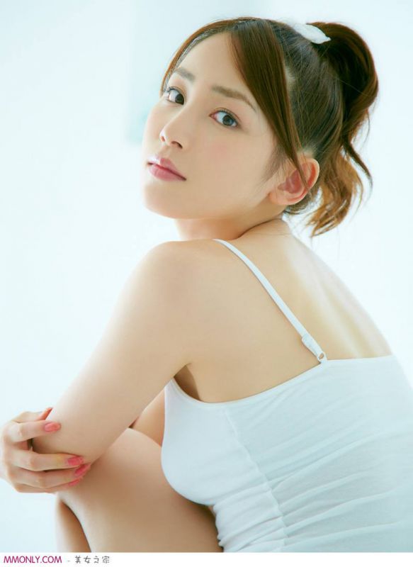 日本美女吉川友泳池秀翘臀写真