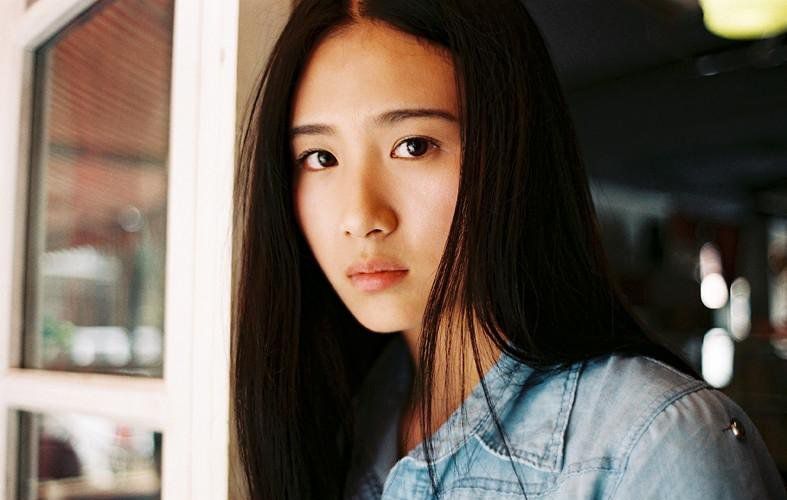 甜美萌妹子室内迷人写真