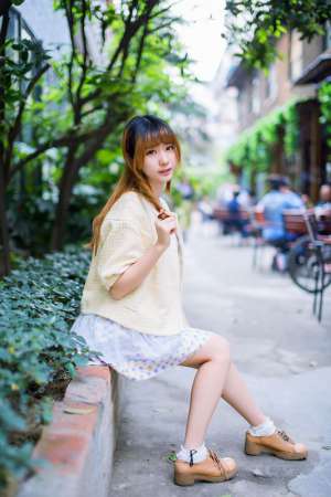 萝莉萌妹子清新学院风街拍图