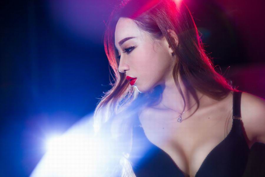 性感红唇美女高清私房照