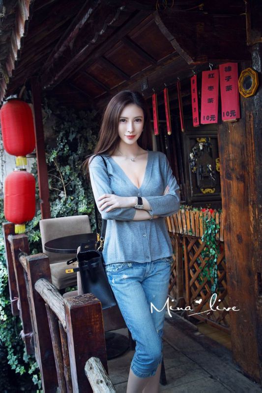 气质混血美女咪娜高清街拍照