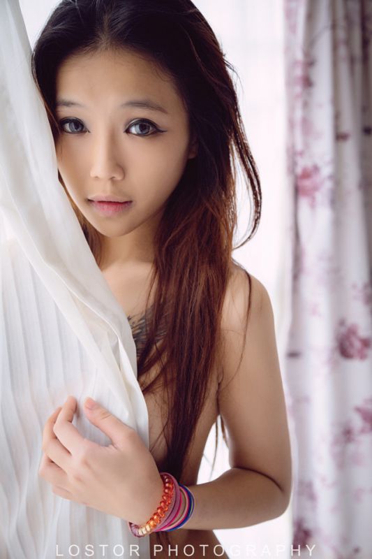 半裸上身美女私房大秀翘臀写真