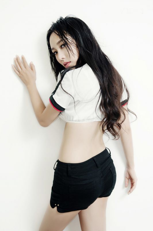 清纯美女韩一菲化身足球宝贝秀丰满大胸