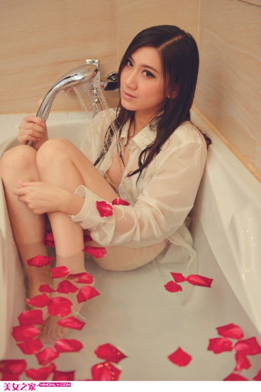 妩媚美女浴室湿身诱惑写真