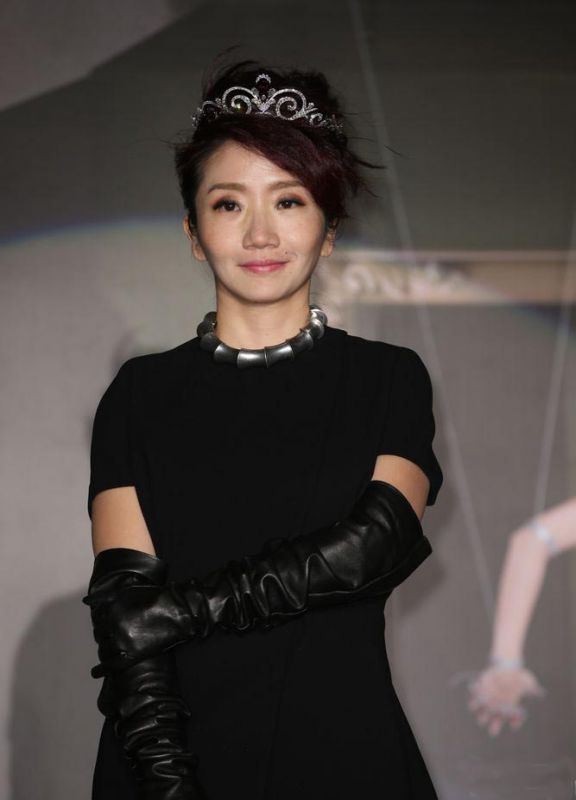 陶晶莹高跟黑裙性感写真