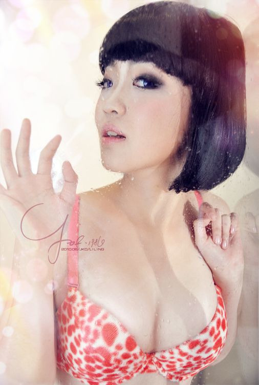 萌妹子闺房大秀性感大胸迷人写真