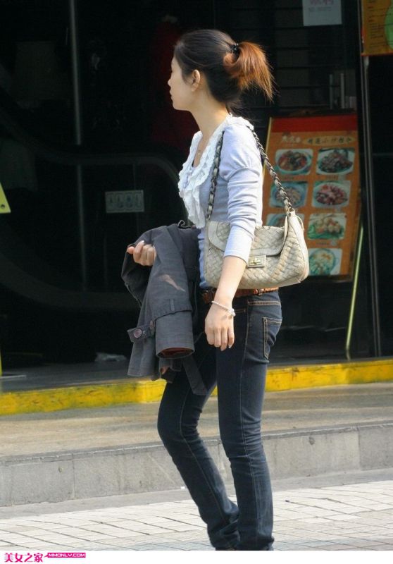 街拍修身牛仔裤美女逛街图片