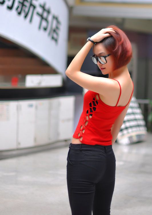 短发美女个性翘臀街拍时尚写真