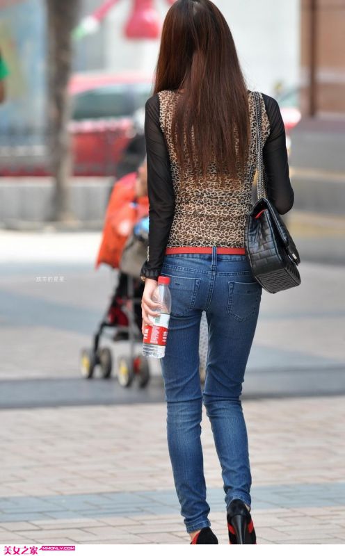 街拍牛仔裤美女豹纹上衣性感美丽