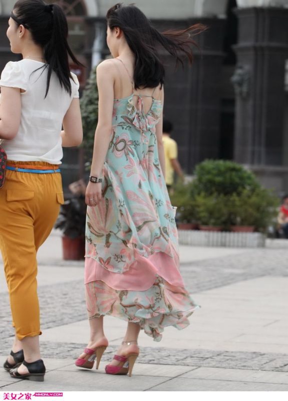 街拍吊带裙美女迷人写真