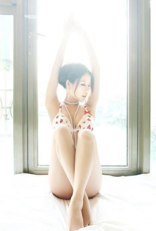 嫩模浴室上演湿身诱惑写真