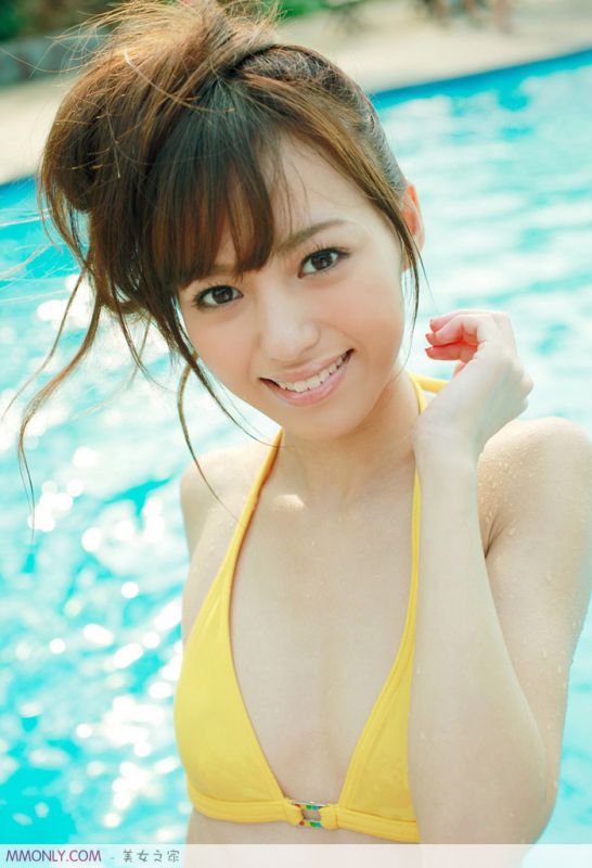 小巧身材美女秀翘臀写真