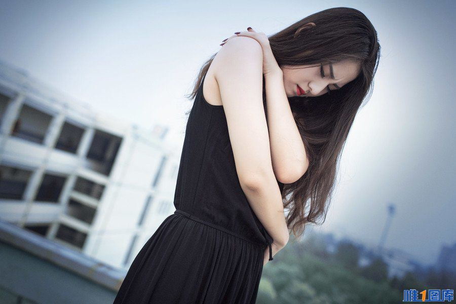 黑色性感长裙美女天台冷艳写真