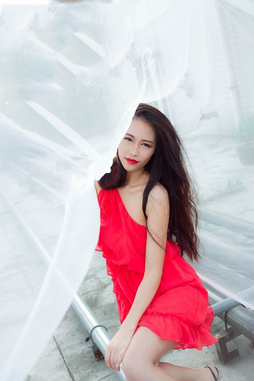 白纱红裙美女性感诱惑写真