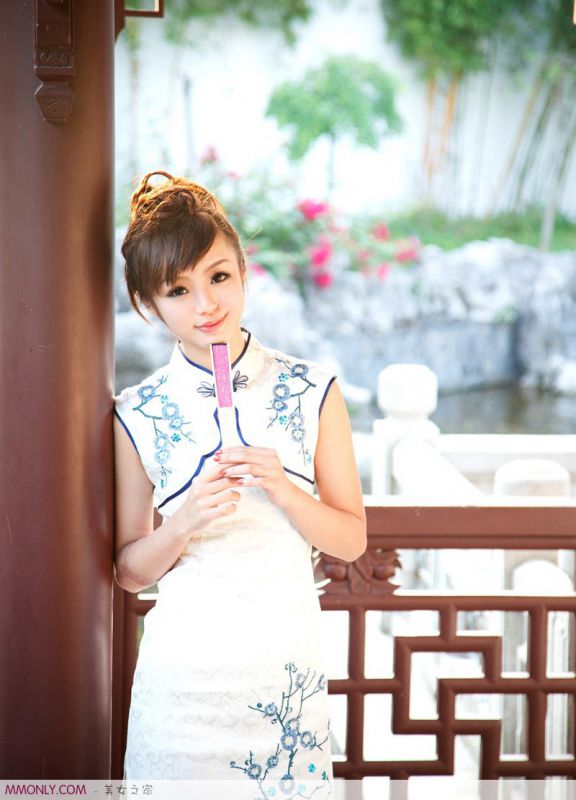 中国古典美女黄诗思户外唯美旗袍写真