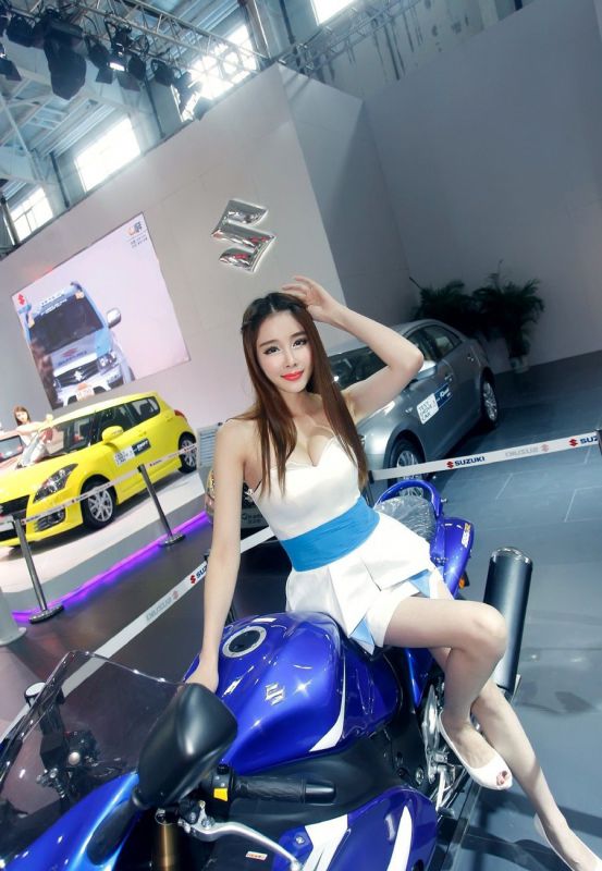甜美美女车模俏皮可人写真