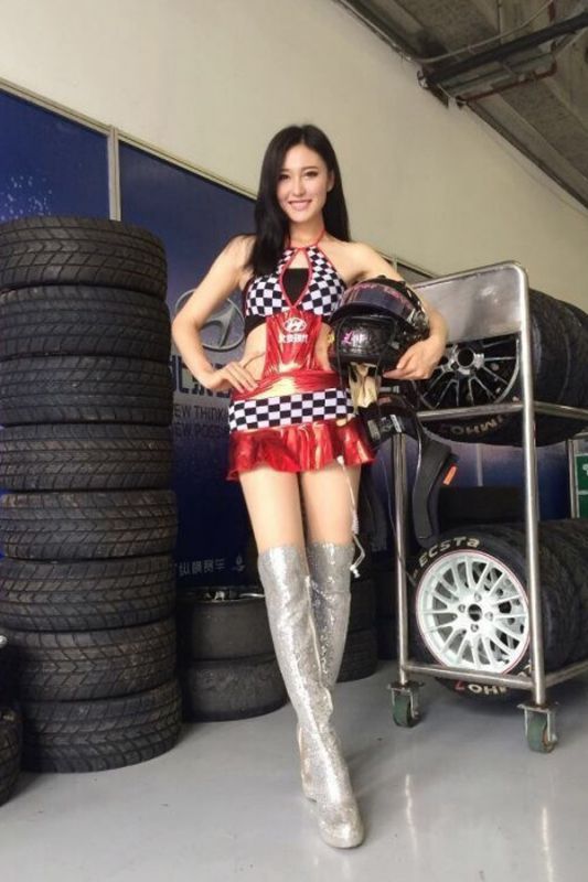 甜美车模张立鑫长腿翘臀车展图片集锦