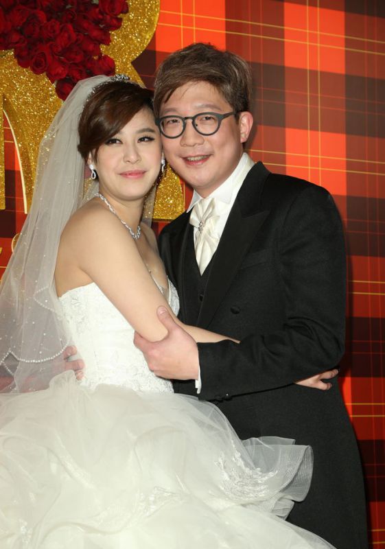 黄小柔结婚恩爱高清图片