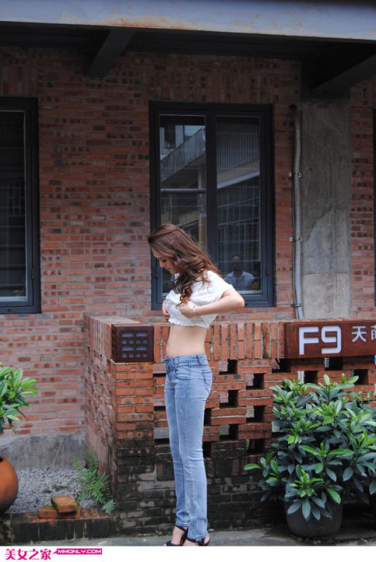 牛仔裤美女街边高清迷人写真