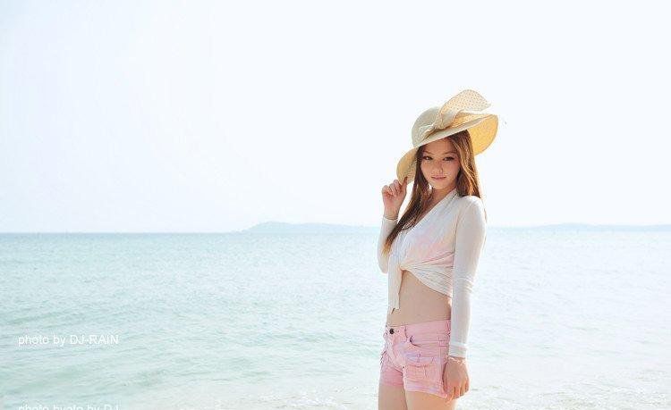清新萌妹子阳光沙滩写真
