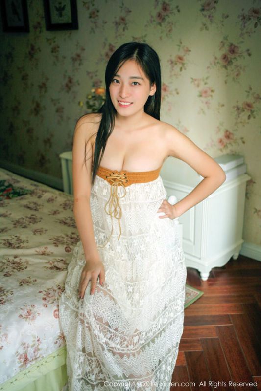 长裙少女迷人大胸私房诱惑