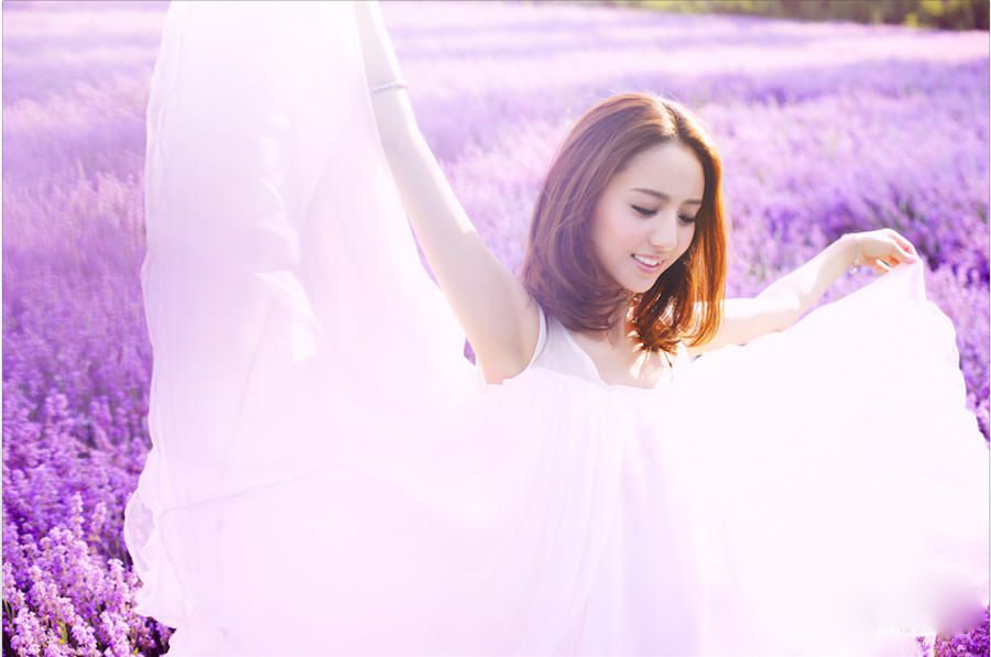 置身紫色薰衣草丛佟丽娅唯美新疆写真