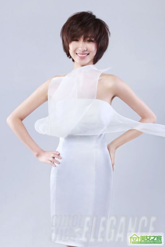 裹胸白裙女神万茜甜美写真
