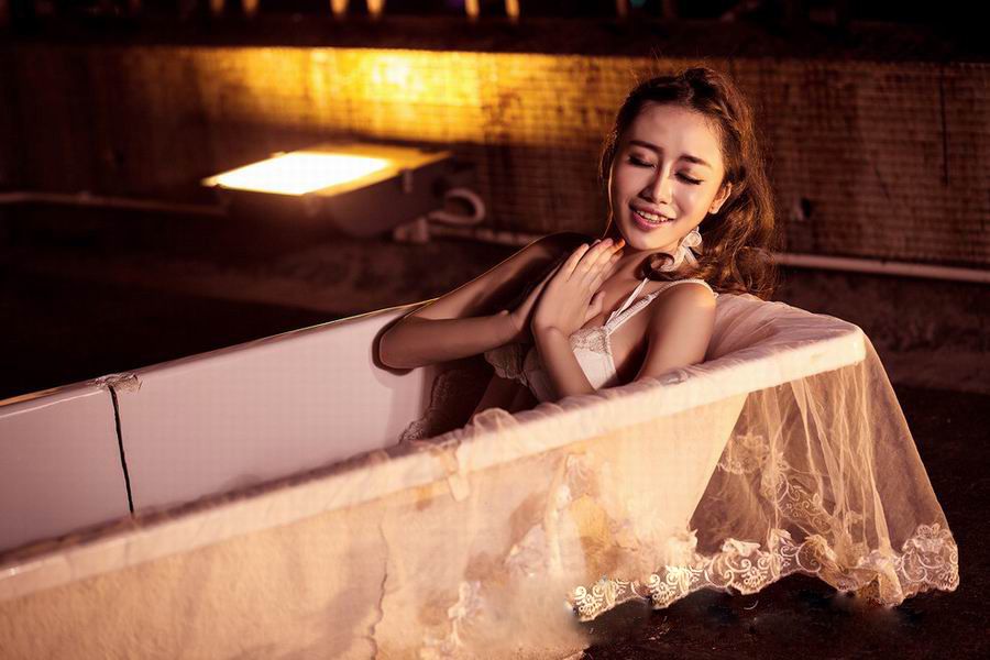 惊艳美女性感诱人私房照