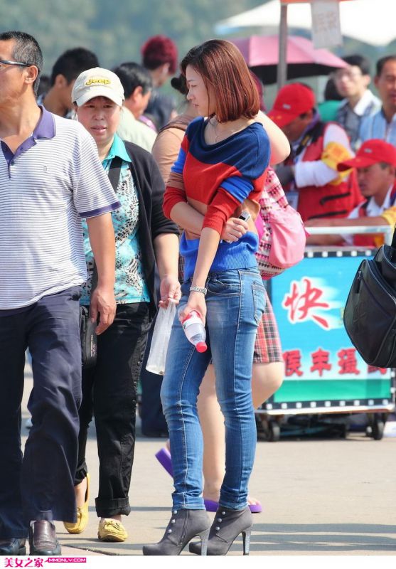 成熟美女紧身牛仔裤图片