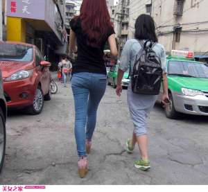 红发牛仔裤美女迷人街拍
