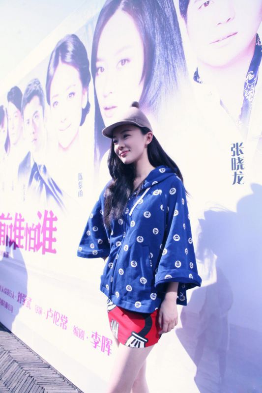 霍思燕娇俏可人时尚街拍