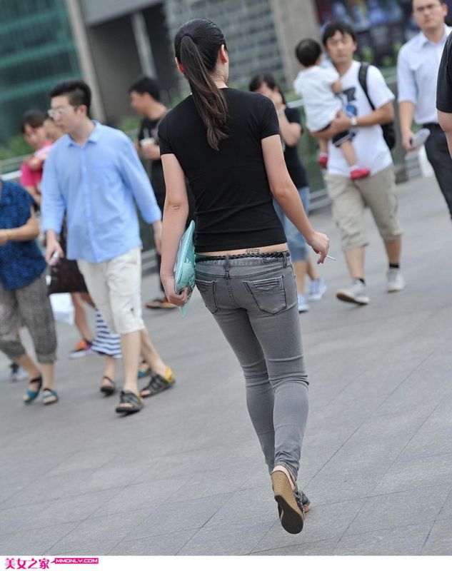 美女紧身上衣牛仔裤街边美拍