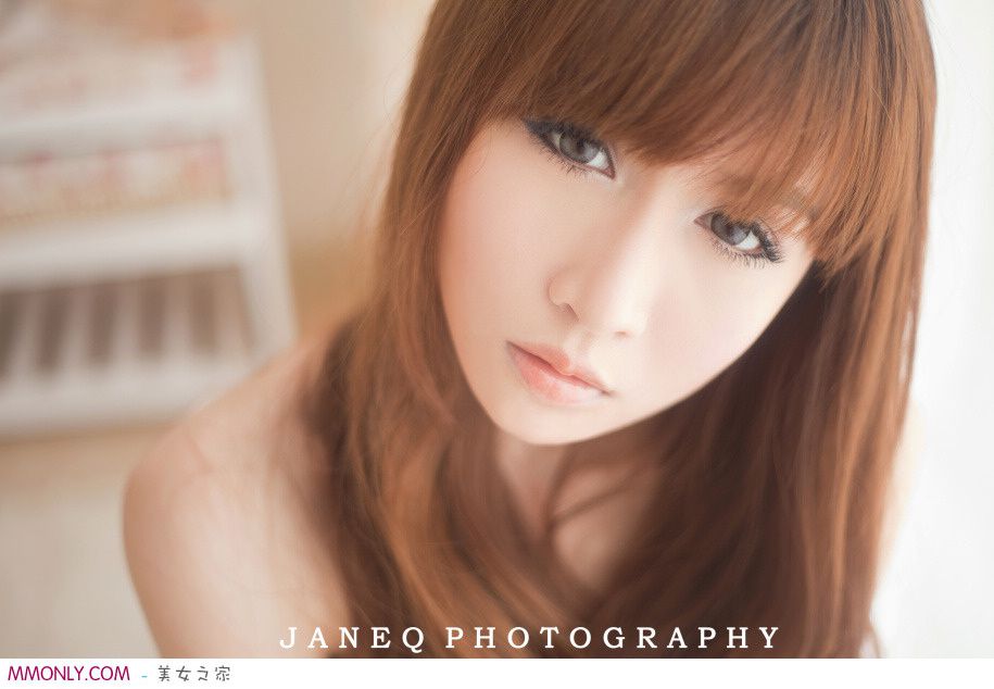 朦胧清纯美女上演晨起诱惑