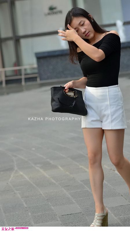 街拍性感露肩衣美女图片