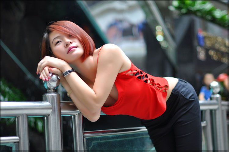 短发美女个性翘臀街拍时尚写真