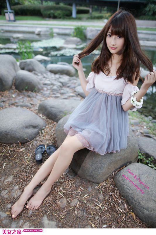 清纯萝莉佳怡演绎夏日柔情