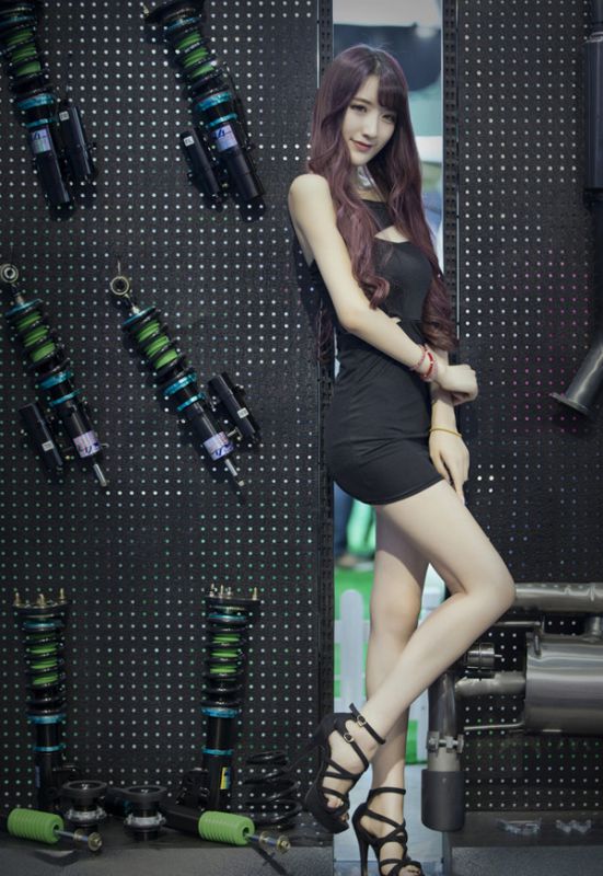 长腿车模甜美娇俏美臀车展图片精选