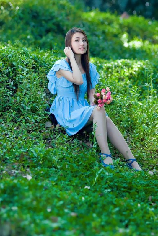 蓝短裙萌妹子小清新户外写真